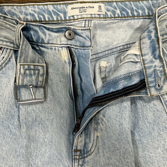 Abercrombie & Fitch The Loose High Rise Belted Jeans 30 10 Denim Light Baggy - Picture 12 of 15